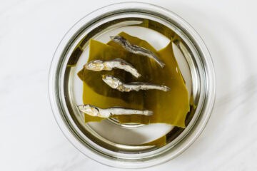 anchovy dashi_instruction: cold brewing method with kombu-1