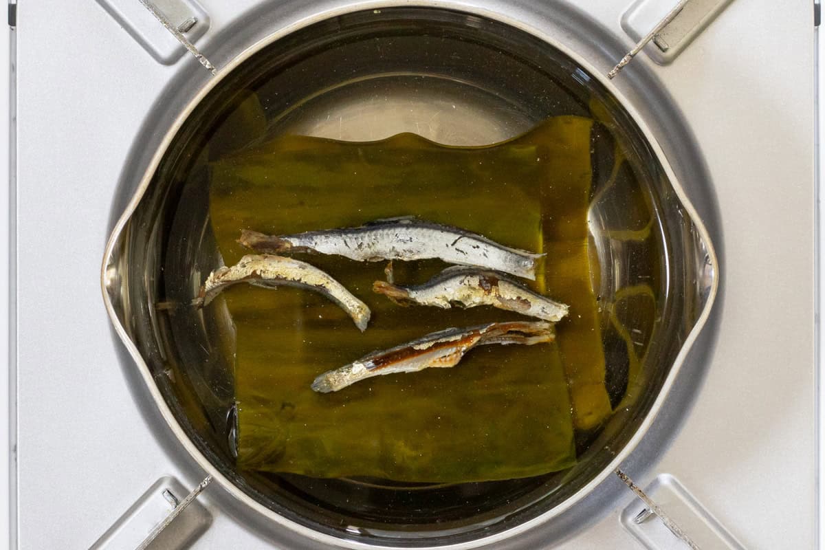 anchovy dashi_instruction: simmering method with kombu-1