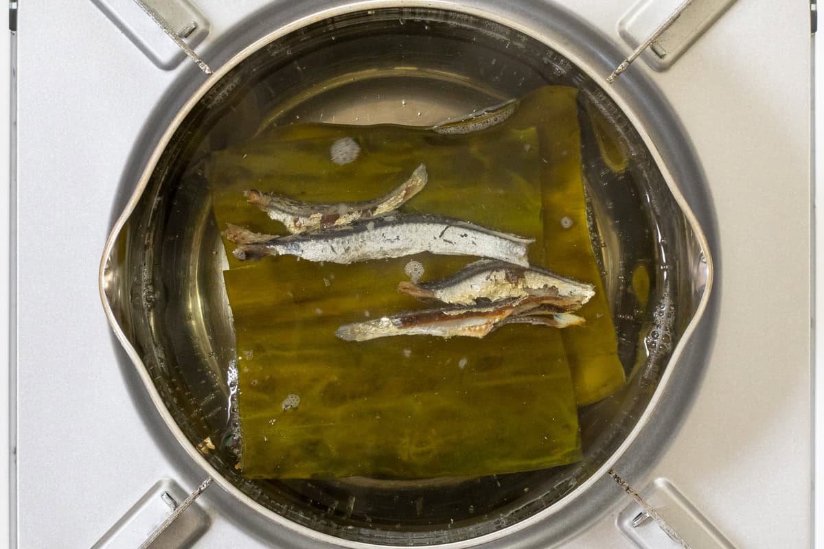 anchovy dashi_instruction: simmering method with kombu-2