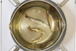 anchovy dashi_instruction: simmering method with kombu-3