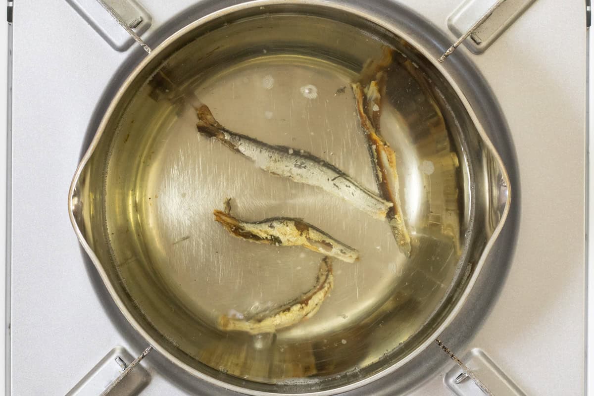 anchovy dashi_instruction: simmering method with kombu-3