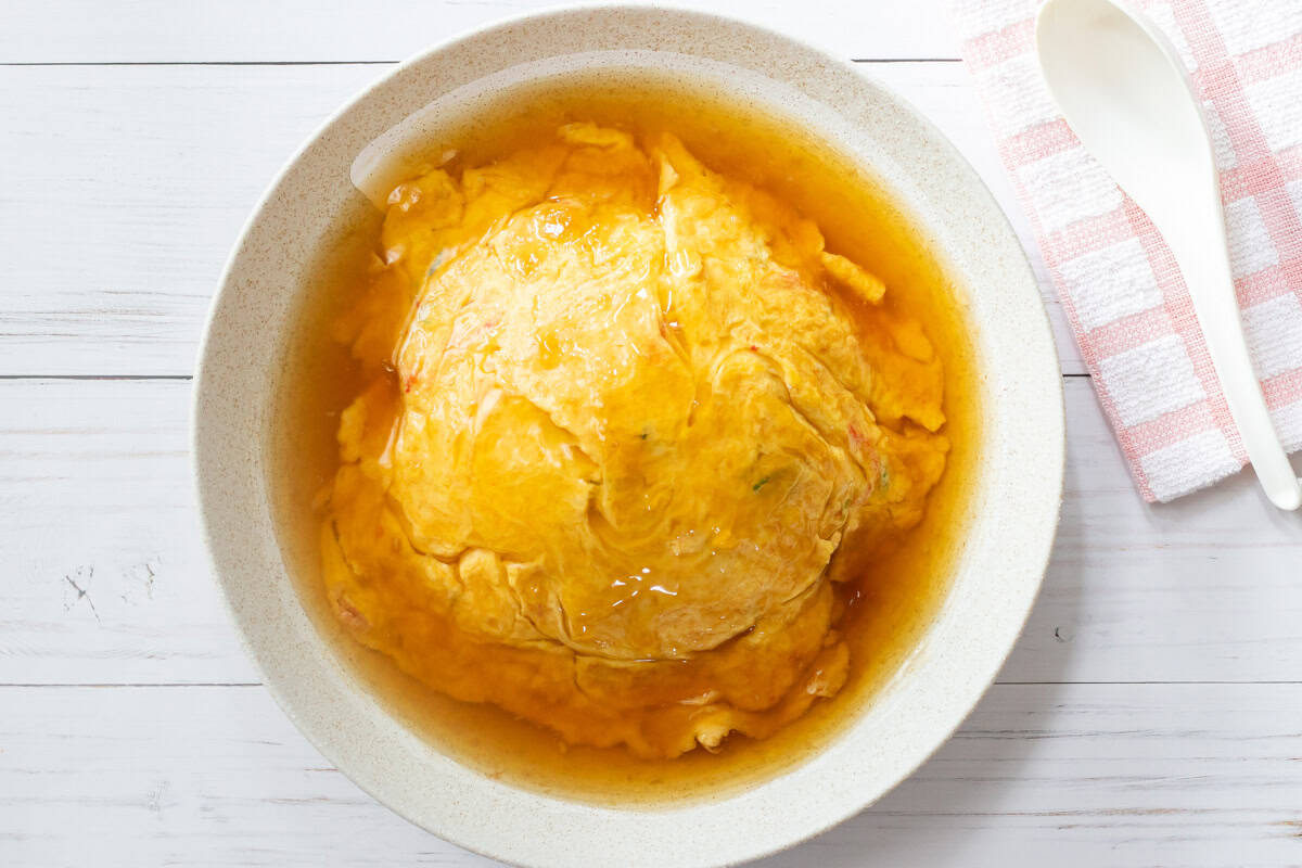 Tenshinhan (Fluffy omelet over rice with sauce)