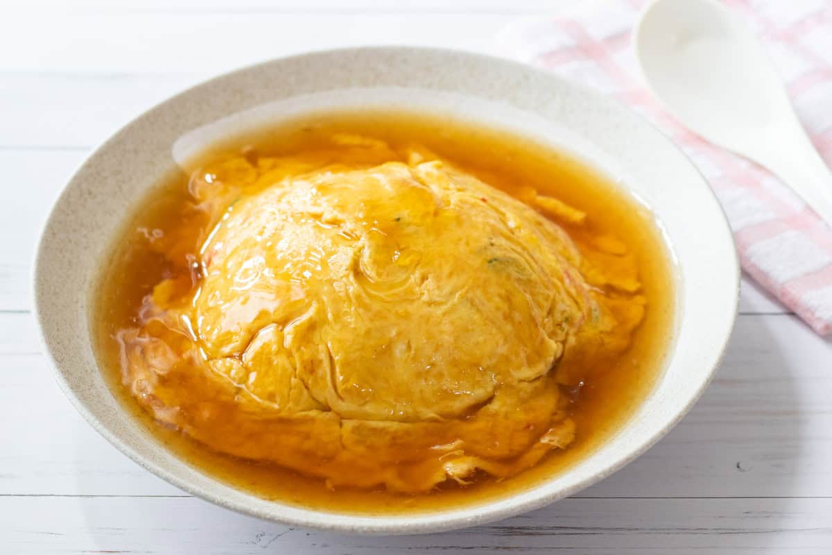 Tenshinhan (Fluffy omelet over rice with sauce)