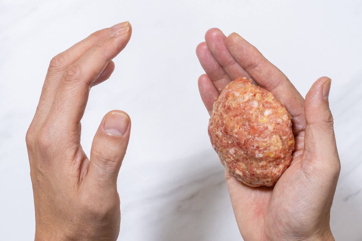 shaping the hambagu patties