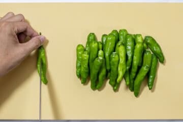 blistered shishito peppers with ginger soy sauce_instruction-2