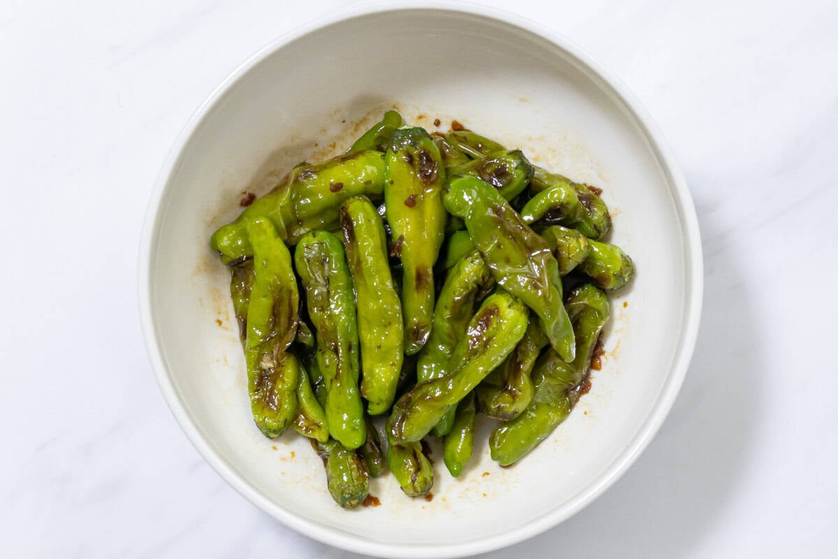 blistered shishito peppers with ginger soy sauce_instruction-4